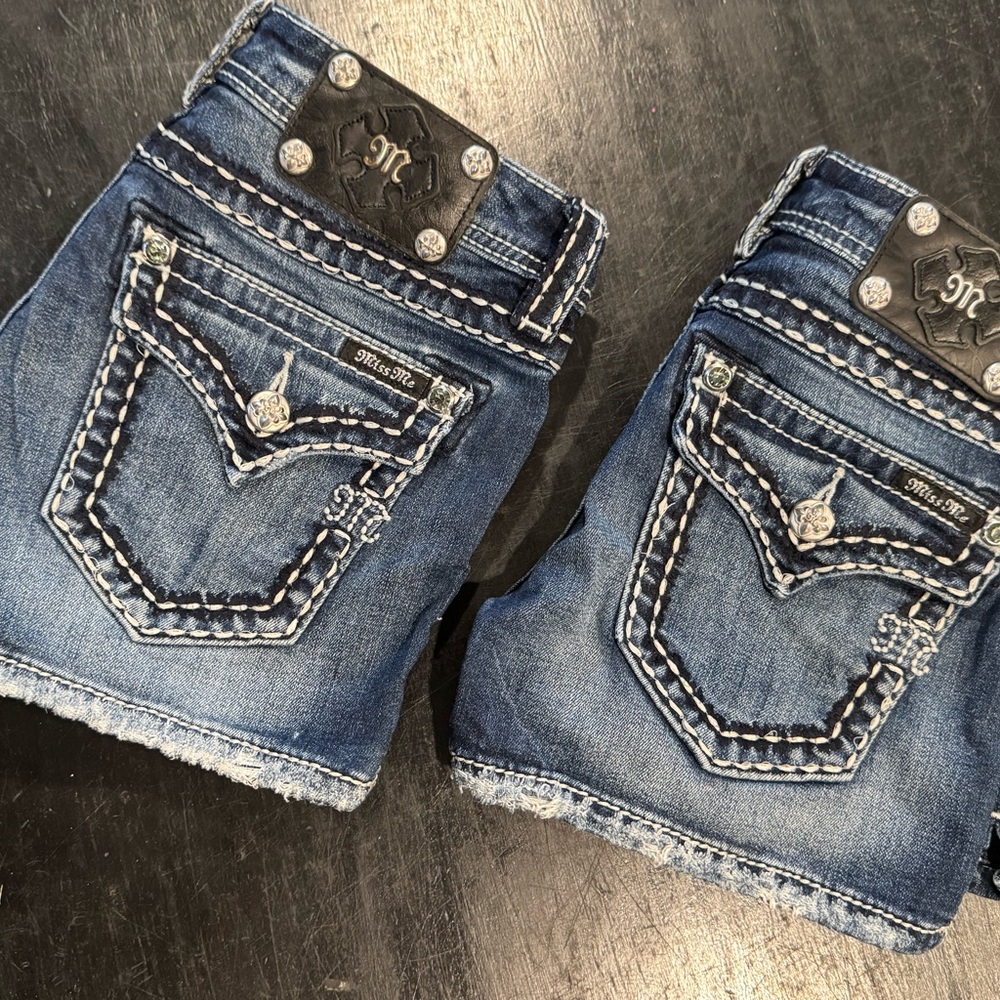 Miss Me Dark Wash Denim Signature Jean Shorts With Flap Pockets - Size 27 - Picture 8 of 8